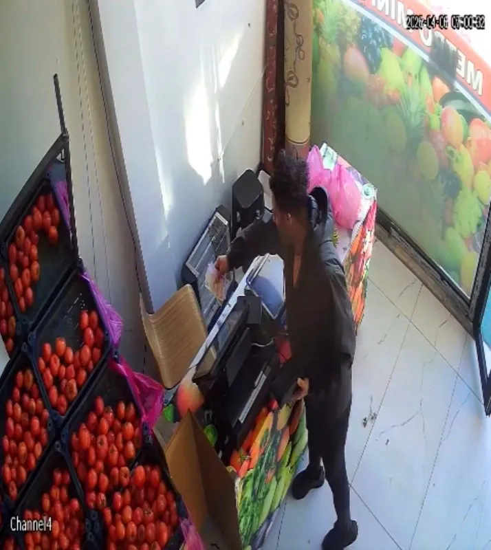 Kasada kimse yokken alışverişini yaptı, parasını bırakıp gitti: O anlar kamerada