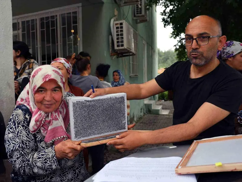 Köyceğiz'de 98 üreticiye İpekböceği larvası dağıtıldı