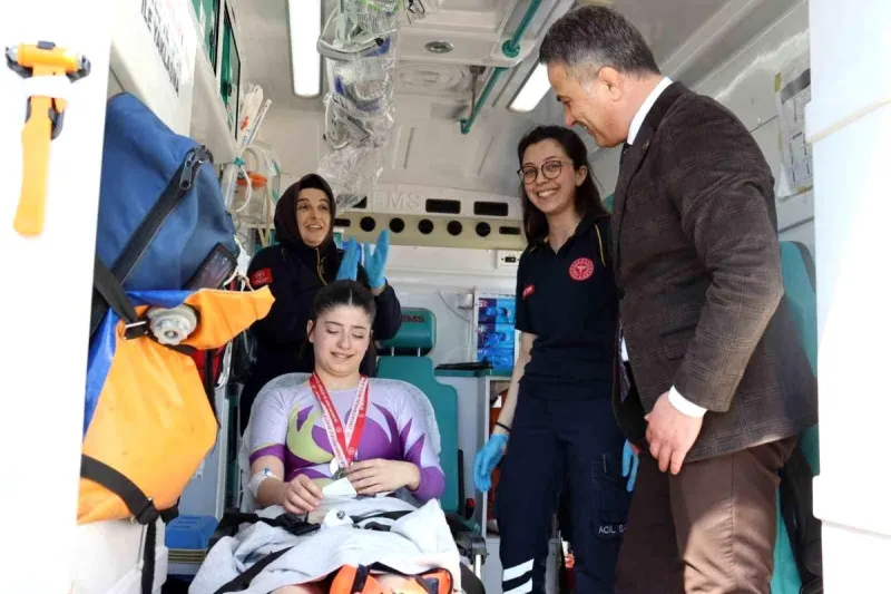 Madalyasını ambulansta aldı
