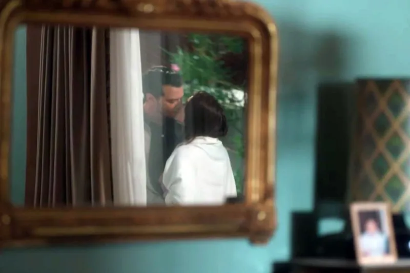 Magazin gündemini sarsacak bomba yasak aşk iddiası: Eşi mesajları yakaladı