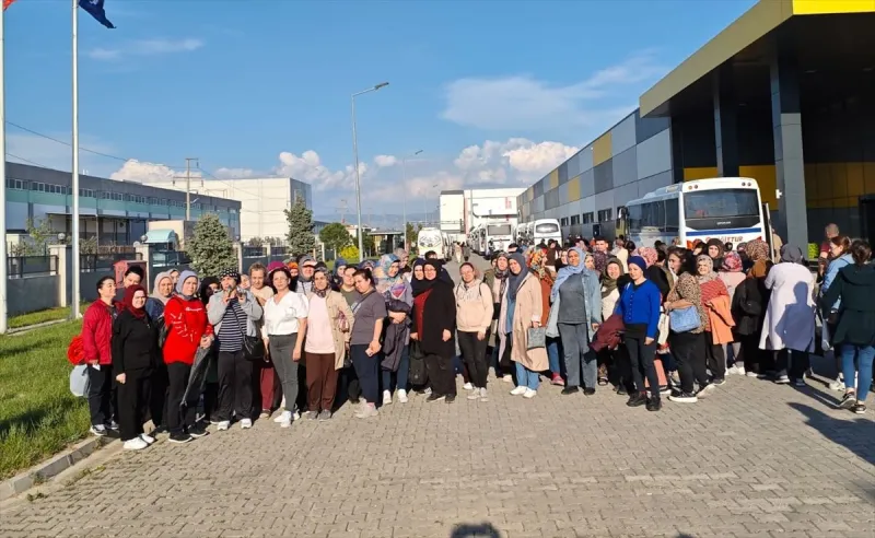 Manisa'da tekstil fabrikası çalışanlarından maaş eylemi