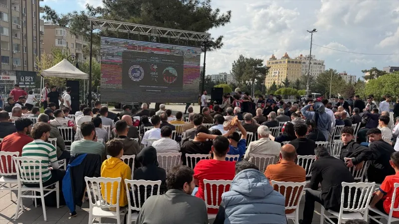 Mardin 1969 Spor taraftarları, AKEDAŞ Kahramanmaraş İstiklalspor maçını dev ekranda izledi