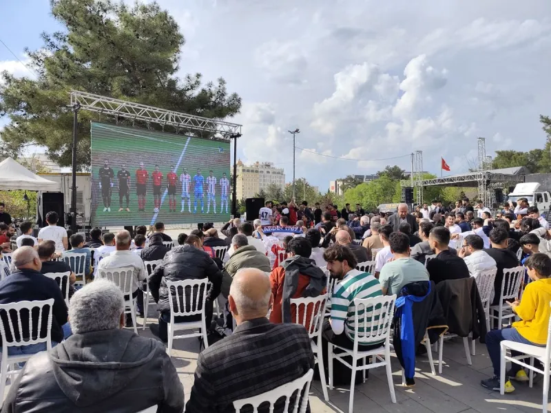 Mardin'de taraftar, play-off maçını dev ekrandan izledi