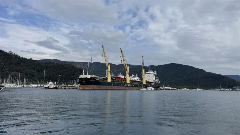 Marmaris'e kargo gemisiyle lüks motor yatlar getirildi