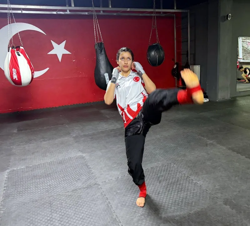 Milli muay thai sporcusu liseli Beyza