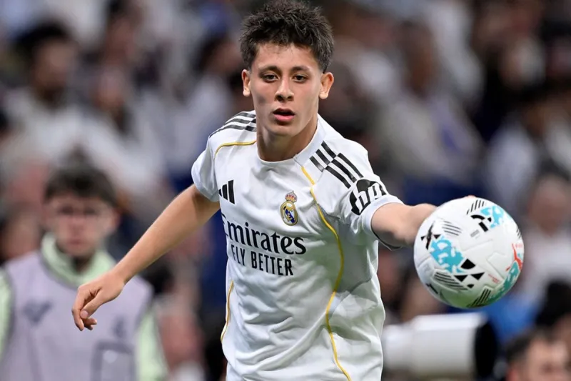 Milli Yıldızın Öğrencilere Sürpriz Hediyesi