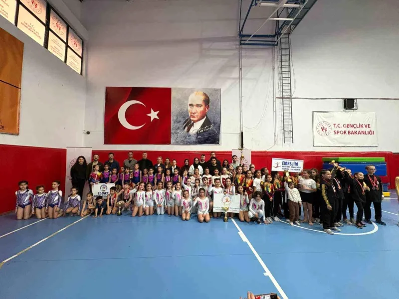 Minik cimnastikçilerden 23 Nisan için Alaşehir