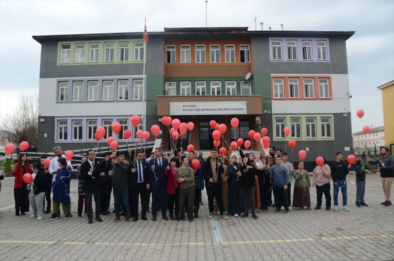 Muş'ta fidanlar toprakla buluşturuldu, gökyüzüne balonlar bırakıldı