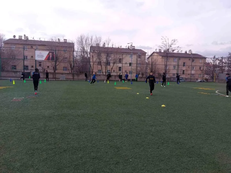 Muş'ta Genç yetenekler futbol antrenmanlarına devam ediyor