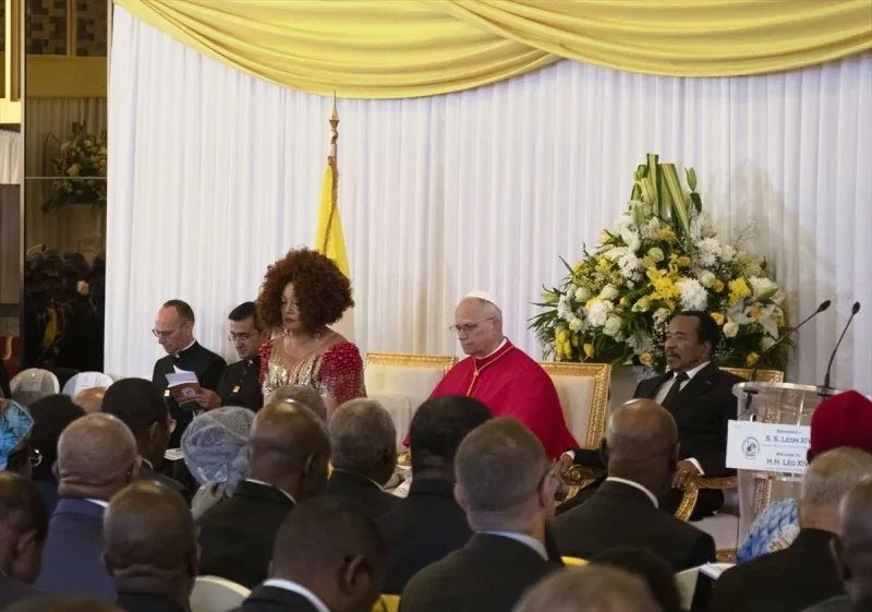 Papa 14. Leo, Kamerun Cumhurbaşkanı Biya ile bir araya geldi