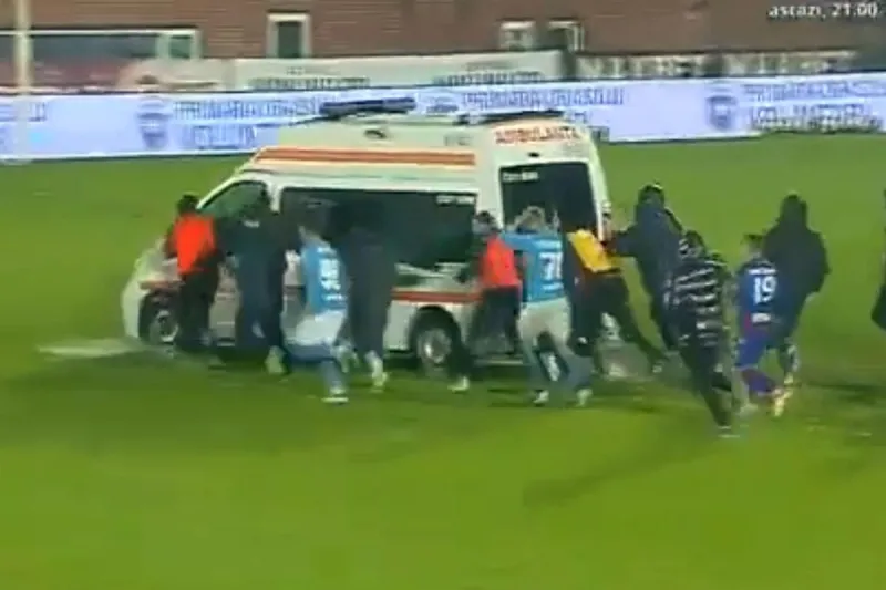 Romanya'da Fair-Play Rüzgarı: Çamura Saplanan Ambulansın İmdadına Futbolcular Yetişti