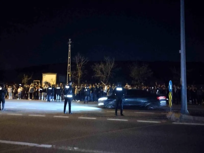 Samandıra'da Fenerbahçeli taraftarlar yönetim ve futbolculara tepki gösterdi