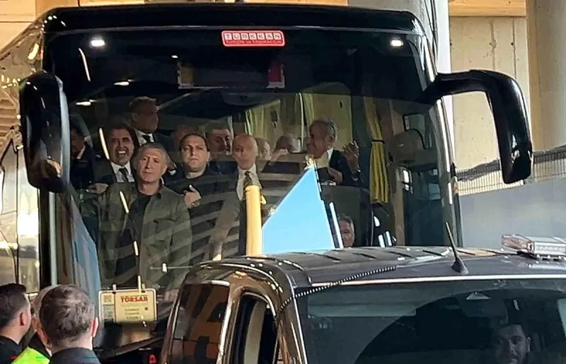 Sarı-Lacivertliler ve Sarı-Kırmızılılar Arasında Stadyumda Historical Görüntüler