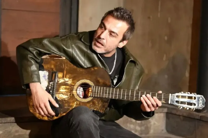 Şarkıcı Rıza Tamer evinde fenalaştı! Apar topar hastaneye kaldırdılar