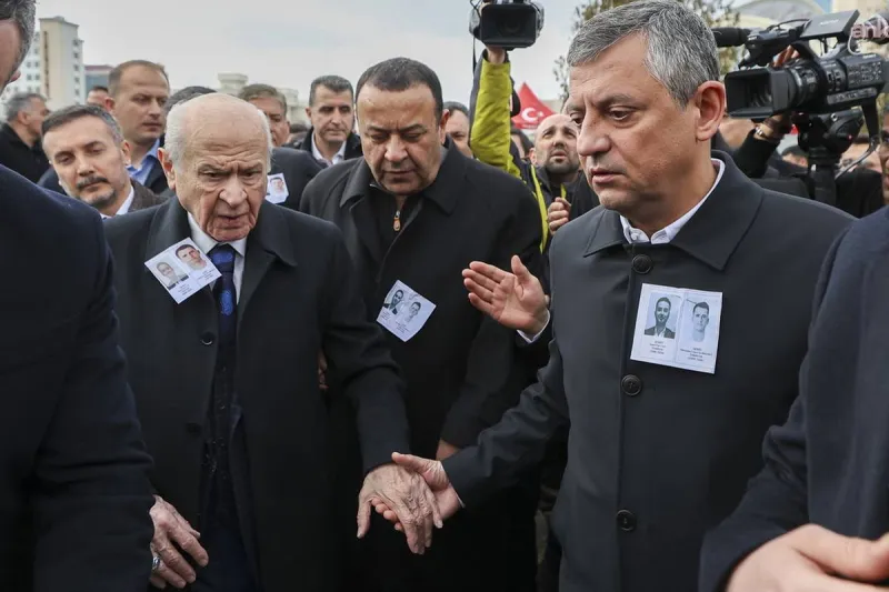 Şehit cenazesinde dikkat çeken anlar! Özel ile Bahçeli yan yana