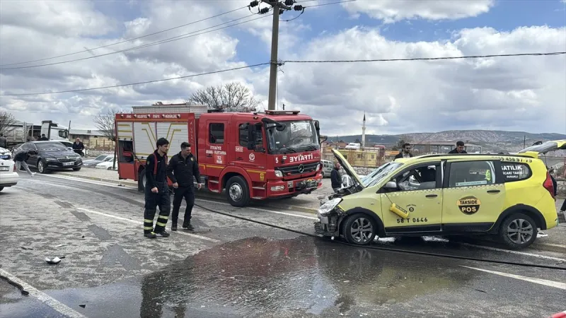 Sivas'ta taksi ile otomobilin çarpıştığı kazada 4'ü futbolcu 6 kişi yaralandı