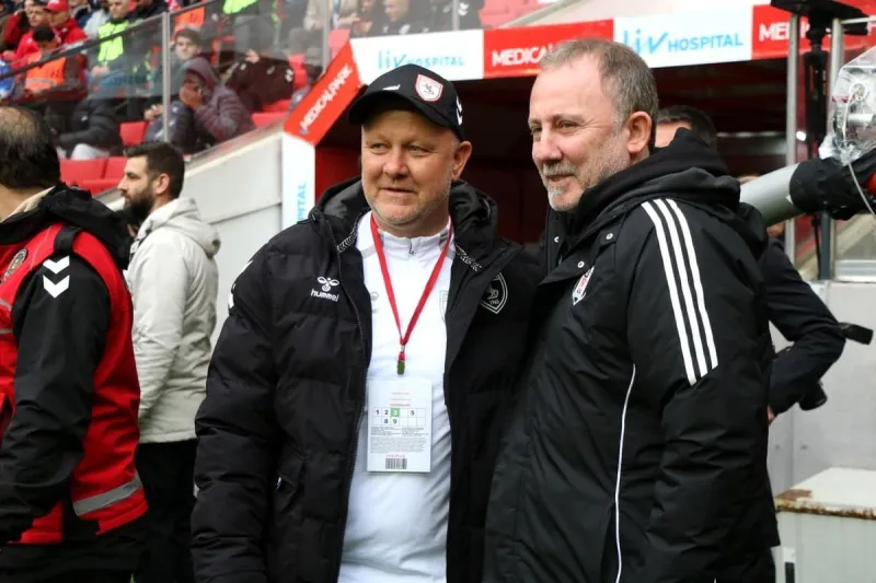 Süper Lig'de Samsunspor ve Beşiktaş'ın Çekişmesi Devam Ediyor