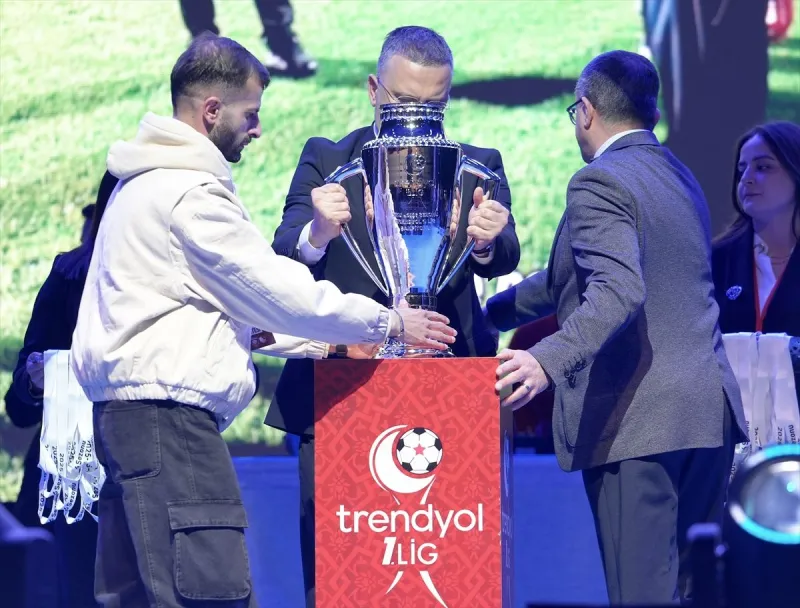 Süper Lig'e yükselen Erzurumspor FK, şampiyonluk kupasını aldı