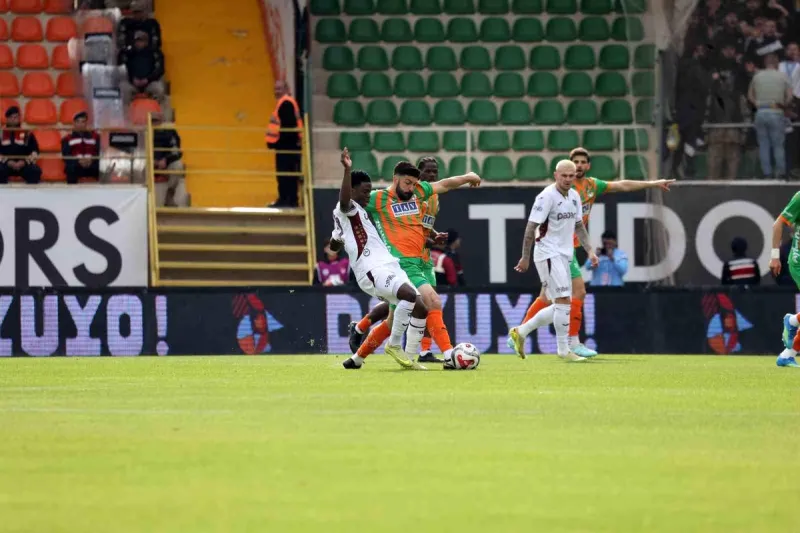 Trendyol Süper Lig: Corendon Alanyaspor: 0 Trabzonspor: 0 (İlk yarı)