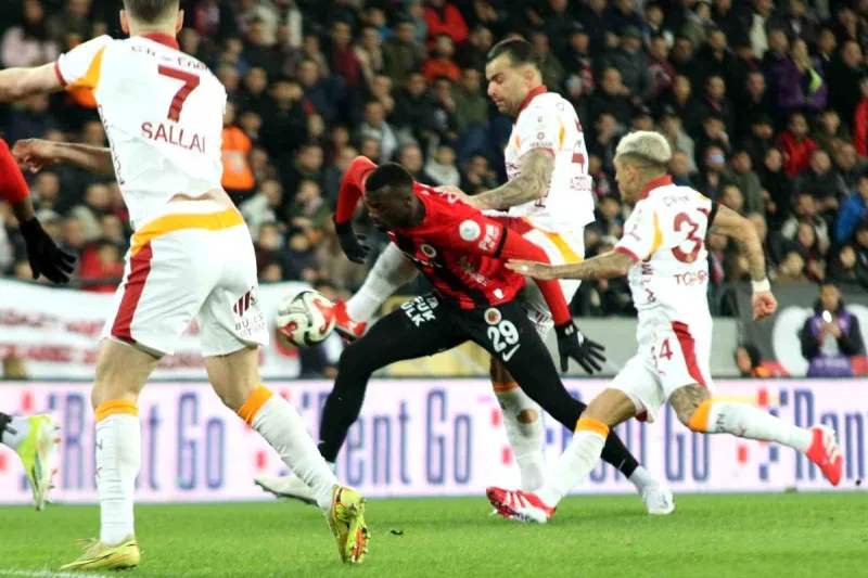 Trendyol Süper Lig: Gençlerbirliği: 0 Galatasaray: 2 (İlk yarı)