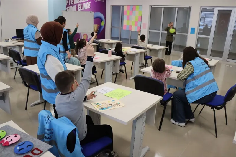 Üniversiteli gençler mahalledeki çocuklara ücretsiz eğitim vererek gelişimlerini sağlıyor