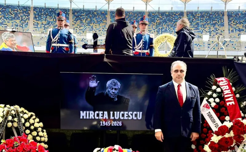 Ural Aküzüm, Mircea Lucescu