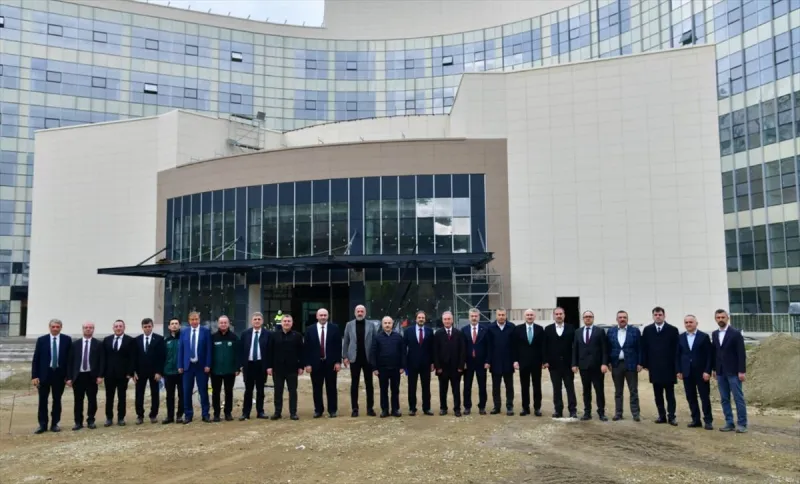 Vali Şahin yapımı devam eden Şehir Hastanesinde incelemede bulundu
