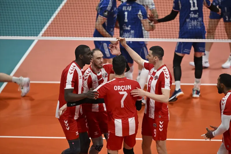 Voleybol Ligi play-off'unun 3-4 etabında Halkbank, Spor Toto'yu Yenerek Seriyi Dengeledi