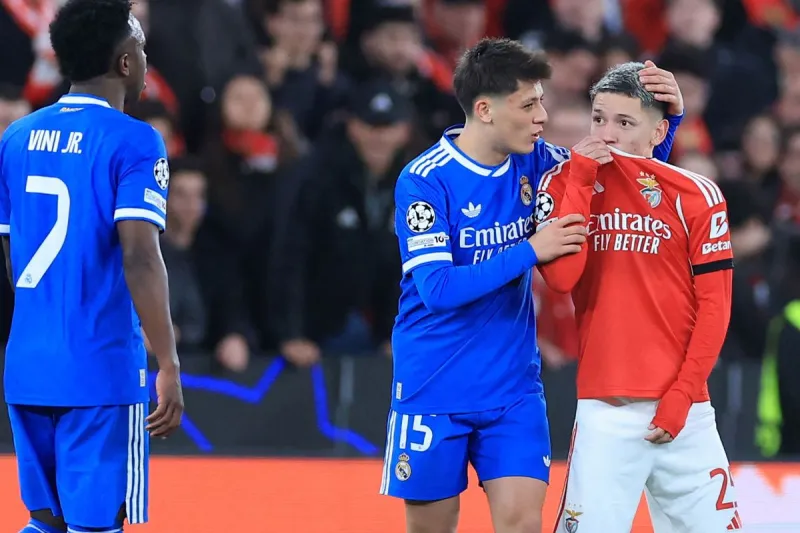 Yeşil Sahalarda Yeni Dönem: Ayrımcılığı Gizlemek Amacıyla Ağzını Kapatan Futbolculara Kırmızı Kart Uygulaması Geliyor