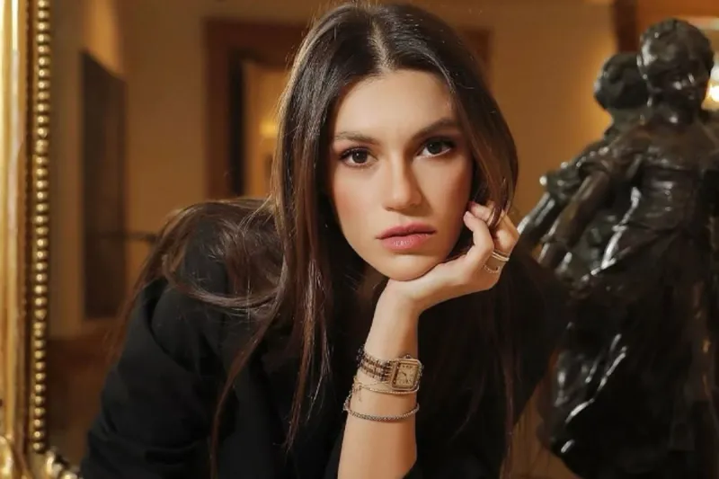 Yüsra Geyik’ten set itirafı: Öpüşürken durmak daha beter