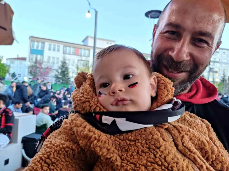 Yüzü boyalı minik Eskişehirspor taraftarı babasının kucağında maçı izledi