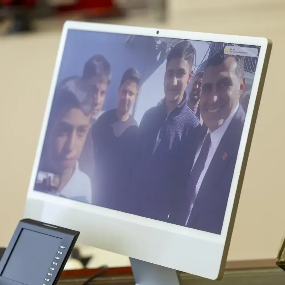 Özgür Özel, Atatürk Büstünü Koruya Öğrencileri Kutladı