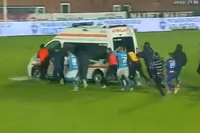 Romanya'da Fair-Play Rüzgarı: Çamura Saplanan Ambulansın İmdadına Futbolcular Yetişti