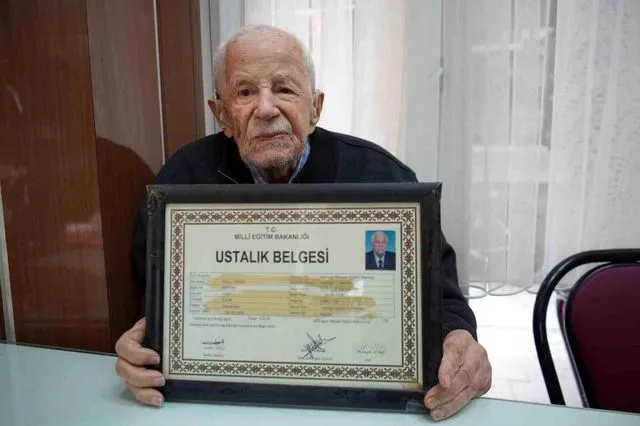 Sakarya'nın 100 yaşındaki dönercisi 84 yıldır mesleğini sürdürüyor