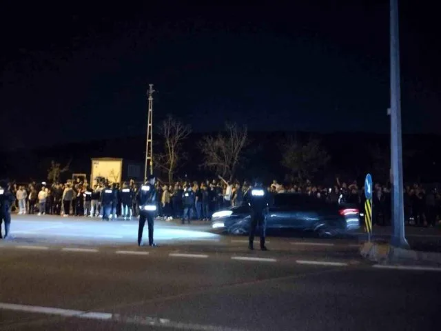 Samandıra'da Fenerbahçeli taraftarlar yönetim ve futbolculara tepki gösterdi