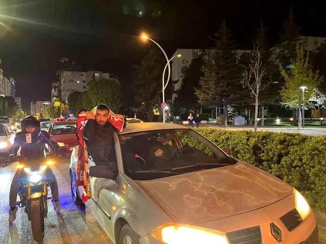 Sarý-Kýrmýzý Taraftarlar Çorum'da Coþkulu Kutlama Yaptý