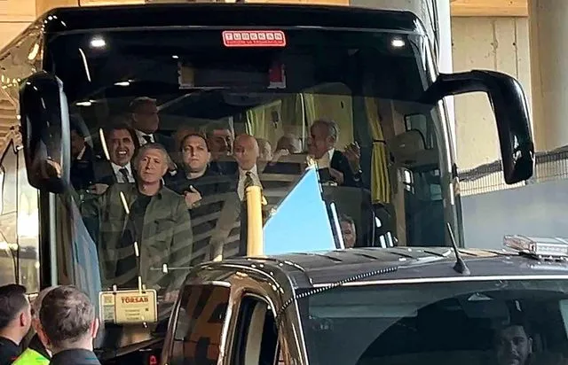 Sarı-Lacivertliler ve Sarı-Kırmızılılar Arasında Stadyumda Historical Görüntüler