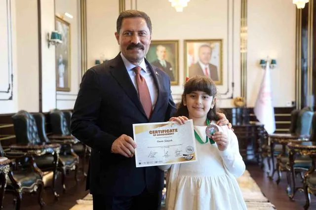 Şehit Babasının Emaneti Ömür, Dünya Üçüncüsü Olarak Türk Bayrağını Avustralya’da Dalgalandırdı