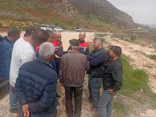Siirt'te sağanak nedeniyle oluşan hasarın tespiti ve kapanan yolların açılması için çalışma yapıldı