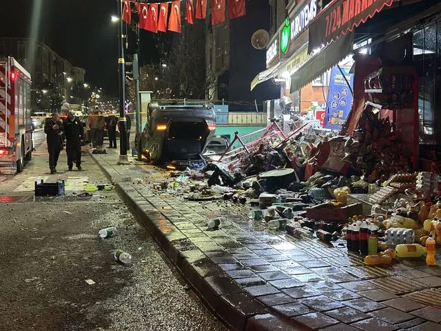 Sivas'ta Otomobil Kazası: Market ve Dükkan Hasar Gördü