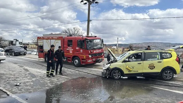 Sivas'ta taksi ile otomobilin çarpıştığı kazada 4'ü futbolcu 6 kişi yaralandı