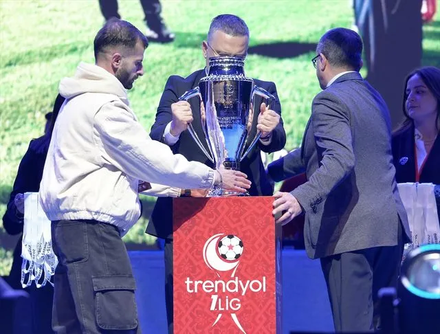 Süper Lig'e yükselen Erzurumspor FK, şampiyonluk kupasını aldı