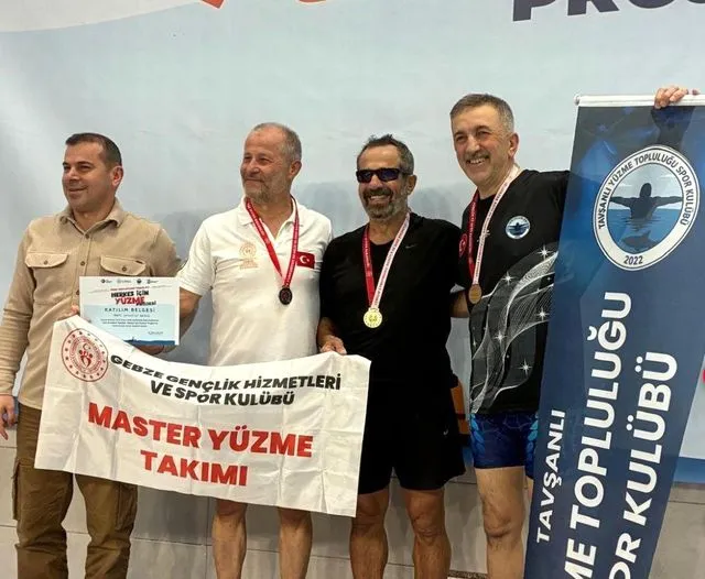 Tavşanlı'da açılan yüzme havuzu 3 çocuk babasını şampiyon yaptı