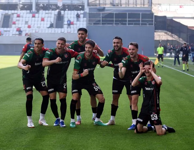 TFF 3. Lig'de Kritik Viraj: Karşıyaka Denizli Deplasmanında Play-Off Peşinde