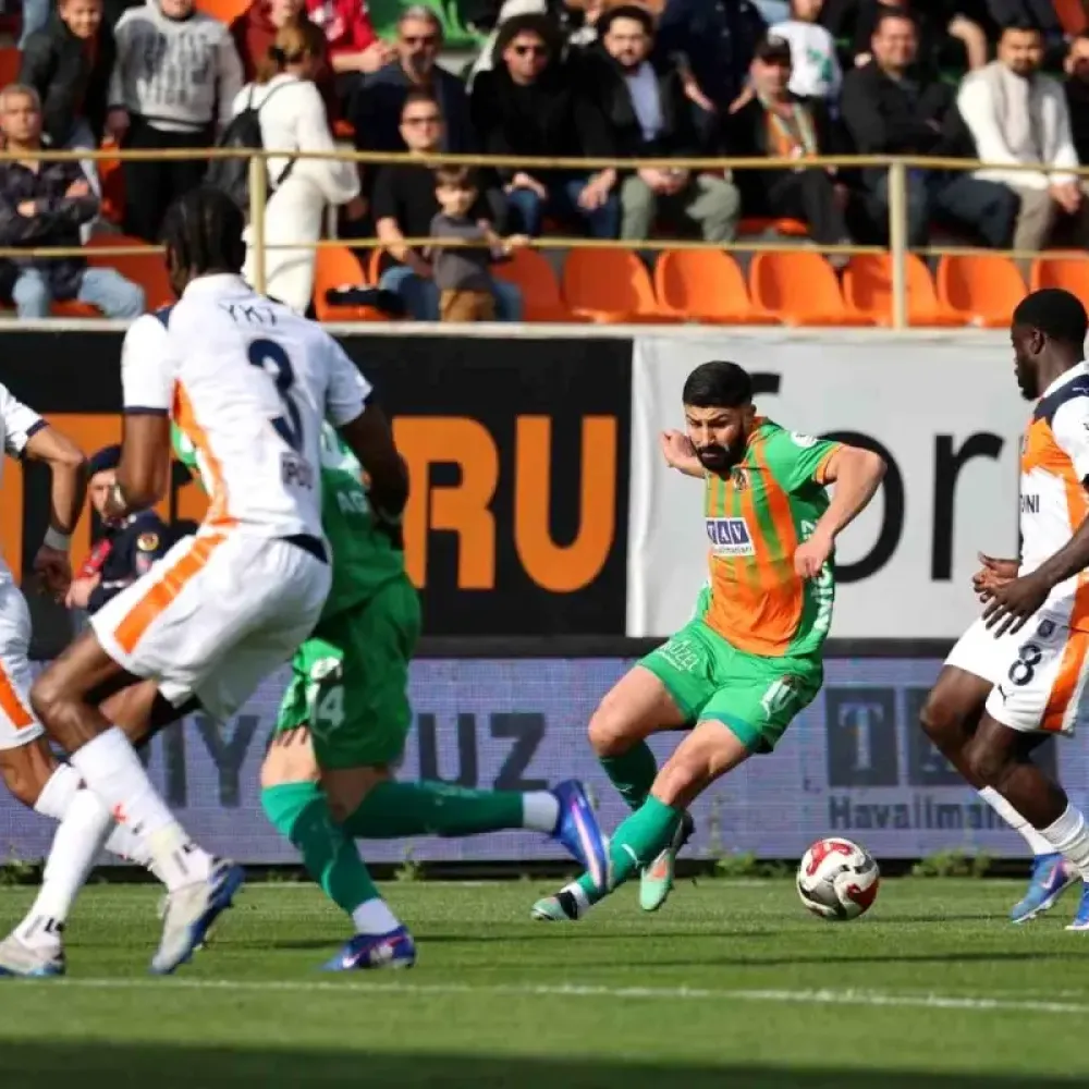 Trendyol Süper Lig: Corendon Alanyaspor: 0 RAMS Başakşehir: 2 (İlk yarı)