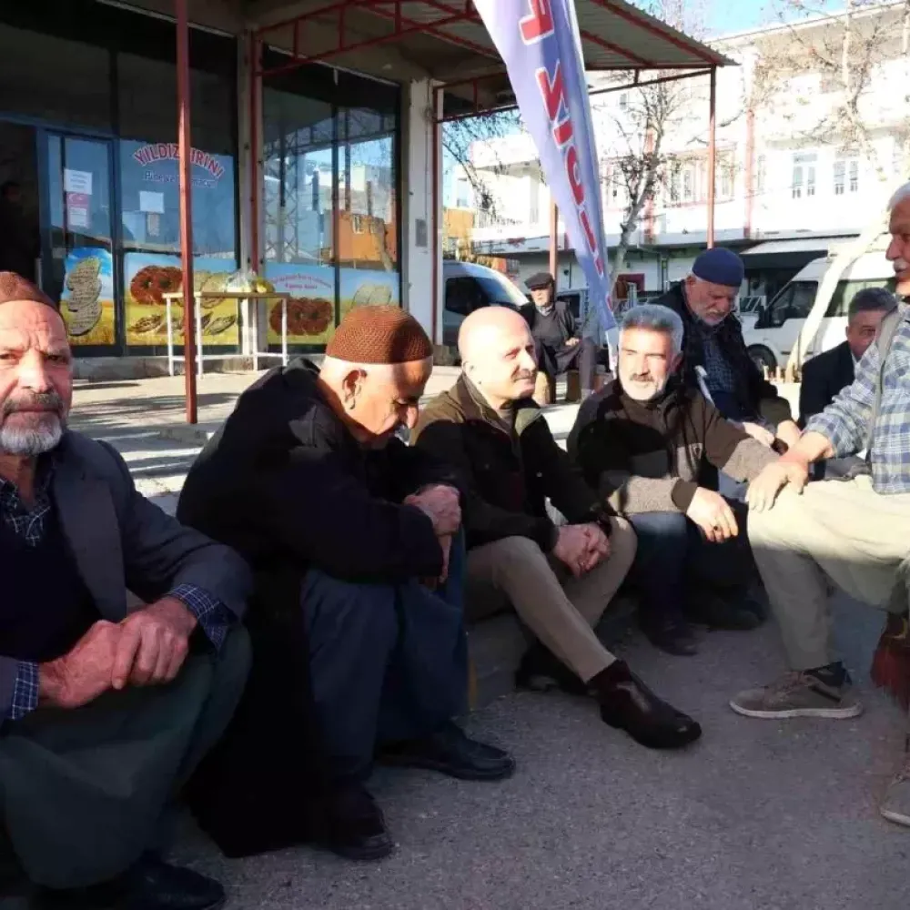 Vali Osman Varol semt pazarında vatandaş ve pazarcılarla buluştu