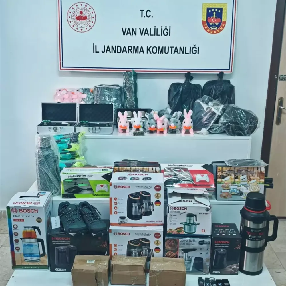 Van'da Kaçak Eşya ve Giysiler Jandarmanın Dikkatiyle Ele Geçti