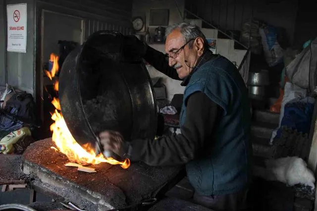 Yarım asırdan fazla süredir bakıra hayat veriyor: 73 yaşında mesleğini aşkla yapıyor