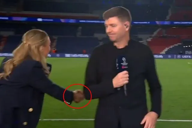 Yıldız futbolcunun kadın muhabirle tokalaşması olay oldu